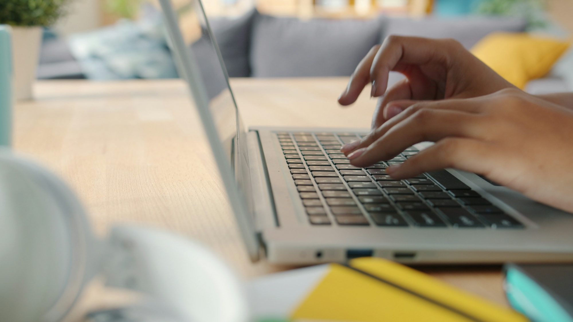 Saisie de texte sur le clavier d’un ordinateur portable